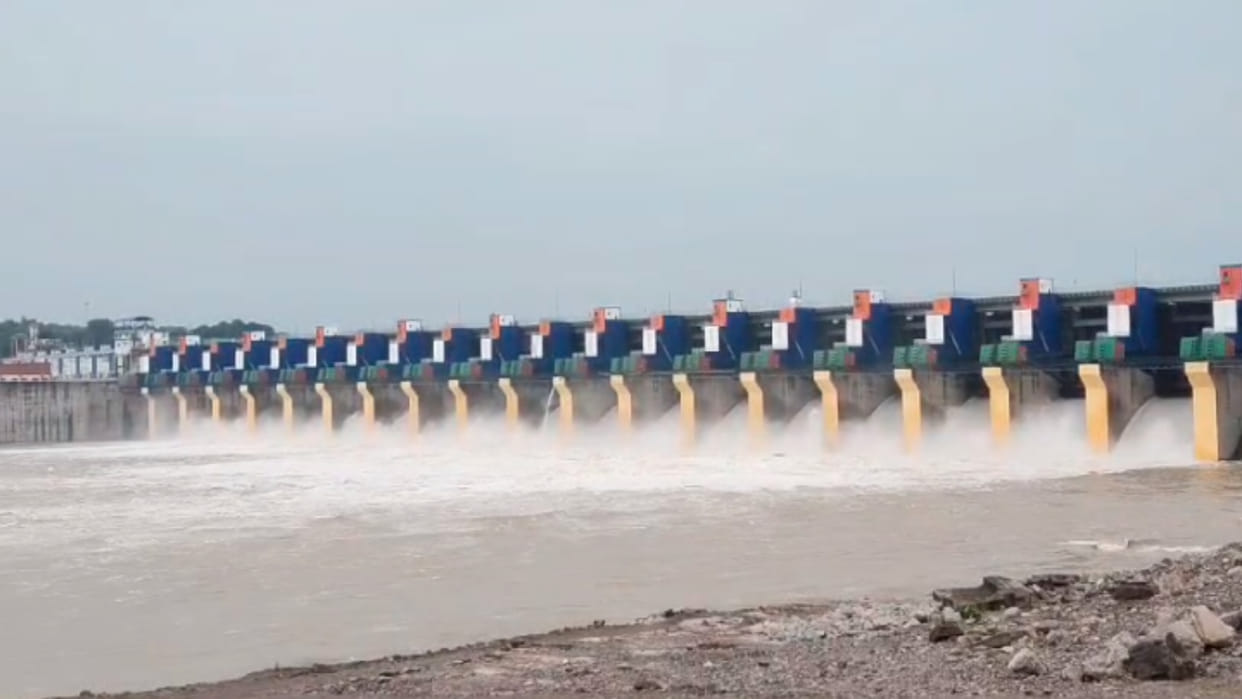 MP News: Flood situation in Narmada river; 18 gates of Omkareshwar Dam opened
