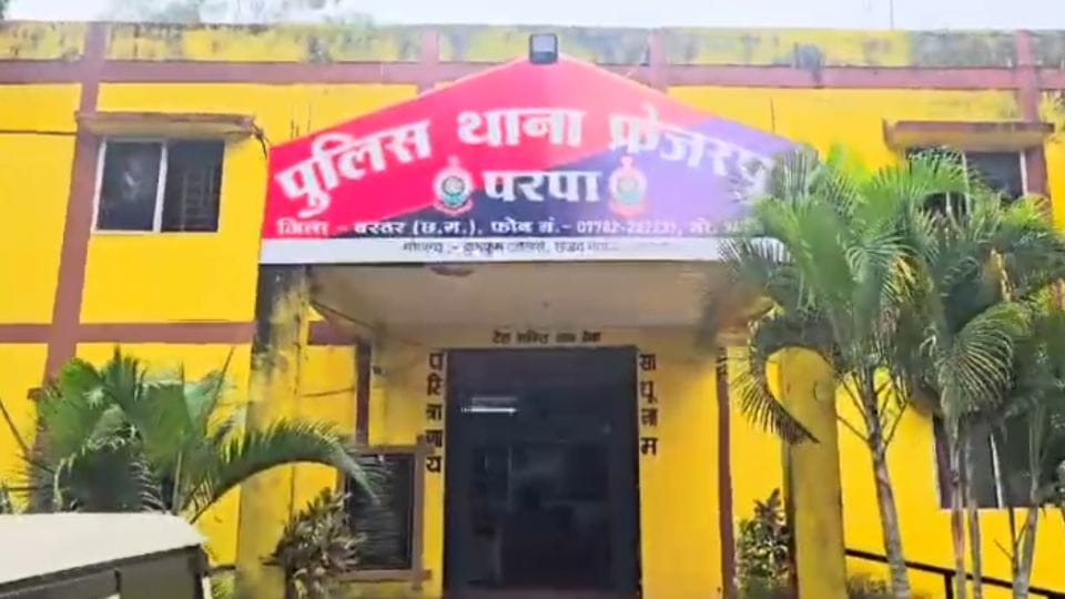 Police arrested two accused of theft in mobile shops in Jagdalpur