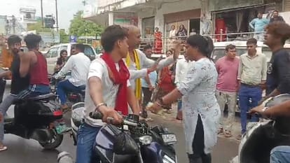 UP: प्रॉपर्टी डीलर को बीच सड़क पर जूते और बेल्ट से पीटा, प्लॉट की खरीद-फरोख्त को लेकर हुआ विवाद Property dealer beaten with shoes and belt in the middle of the road in jhansi