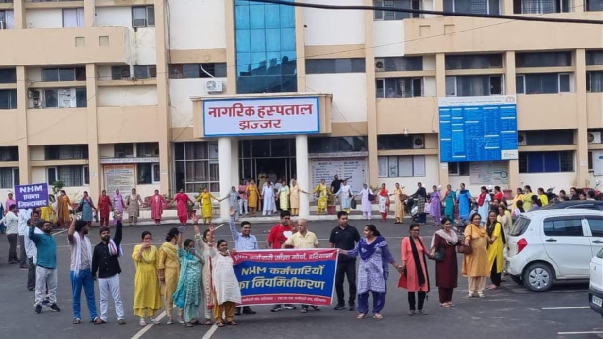 Jhajjar: NHM employees made a human chain to convey the message of unity