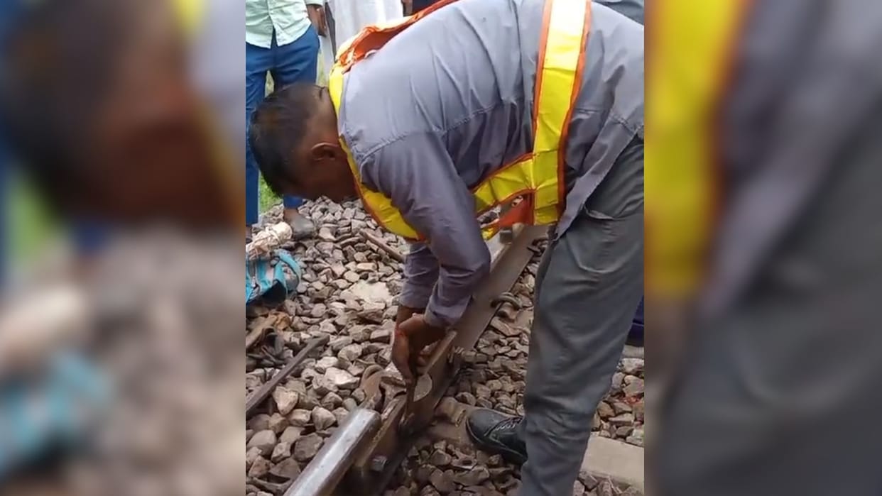 Railway track broke in jaunpur panic department wheels stopped for three hours