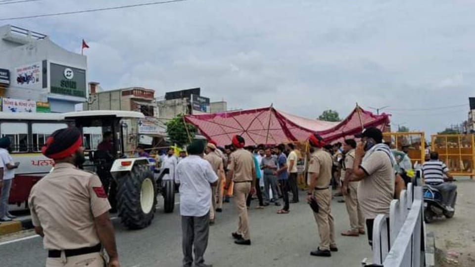 Protest against bio-CNG plant being set up at Bhogpur Mill, Jalandhar-Pathankot National Highway blocked