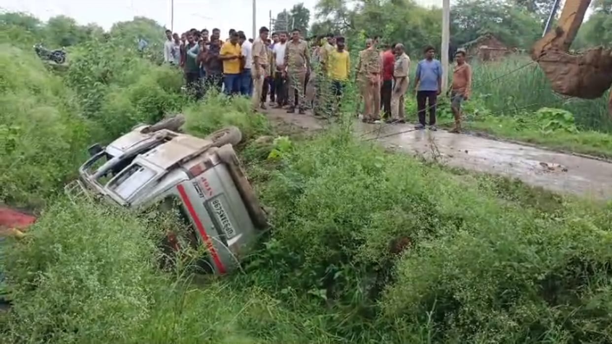 Road accident in Jhansi school van full of children fell into canal villagers rescued children