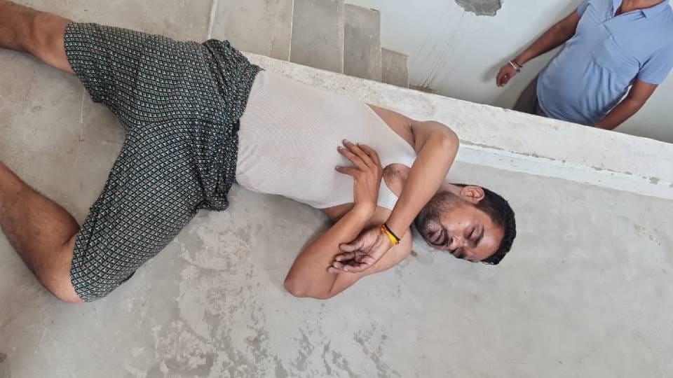 MR body found lying on stairs of third floor in Etah