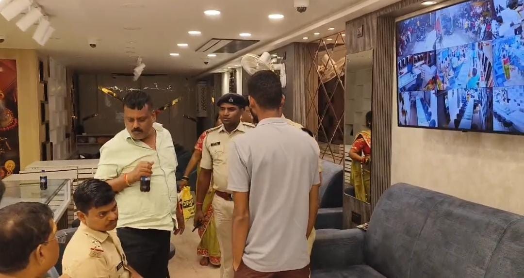 A young man declared himself a fake IAS officer to get darshan in the temple