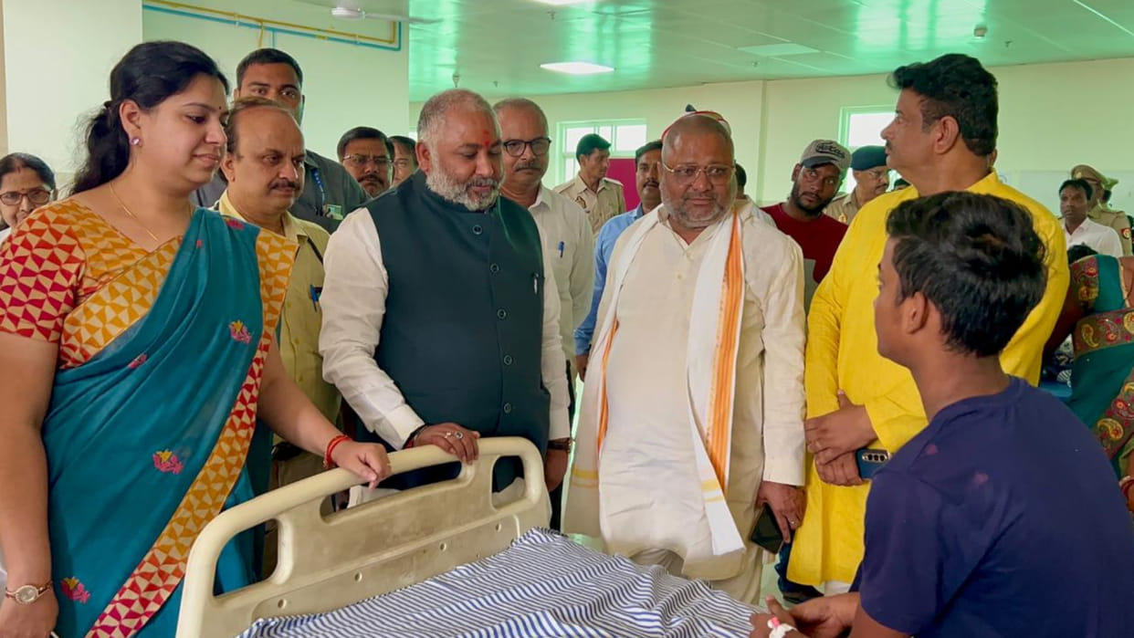 Deoria in-charge minister Dayashankar Singh inquired about the condition of sick children. Treatment going on