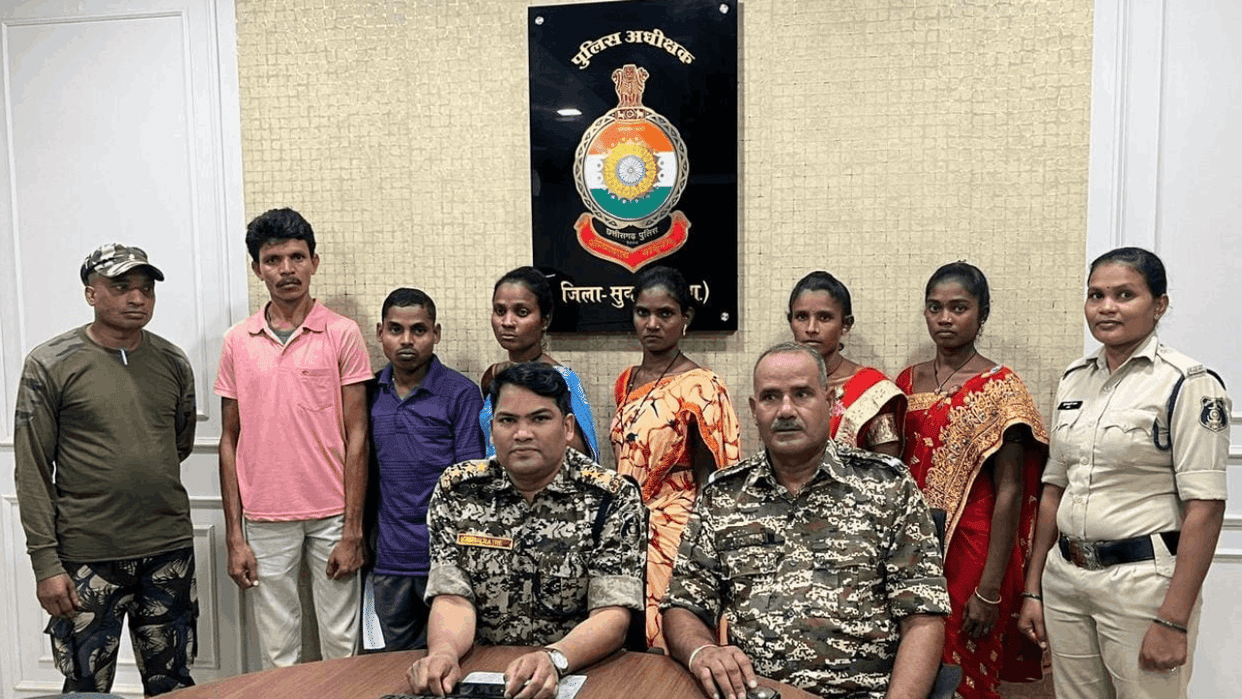 11 Naxalites including 5 women surrendered in sukma chhattisgarh