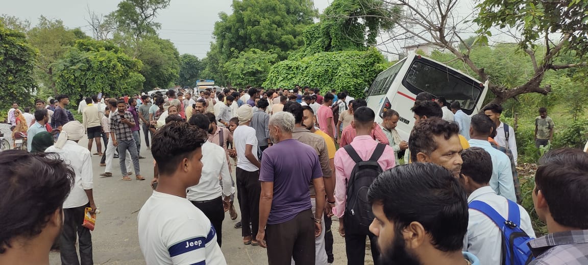 Tragic accident in Agra: Daggemar bus crushed students one dead and two injured Villagers blocked road
