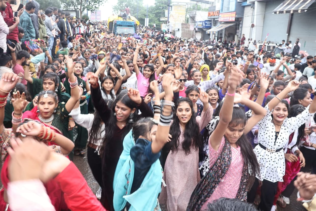 Indore: A rally was taken out in Indore on Tribal Day, youth kept dancing and singing to the beat of Madal