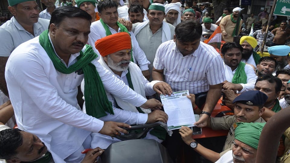 Muzaffarnagar: Farmers roared out of the city riding on tractors, demanding Rs 400 for sugarcane.