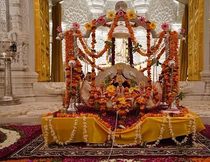 Ayodhya: Ramlala on hindola, people offered prayer.