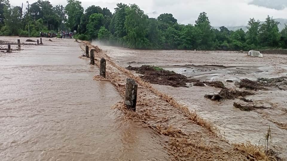 A jeep full of devotees was washed away in the flow of water in Kirora drain in tanakpur
