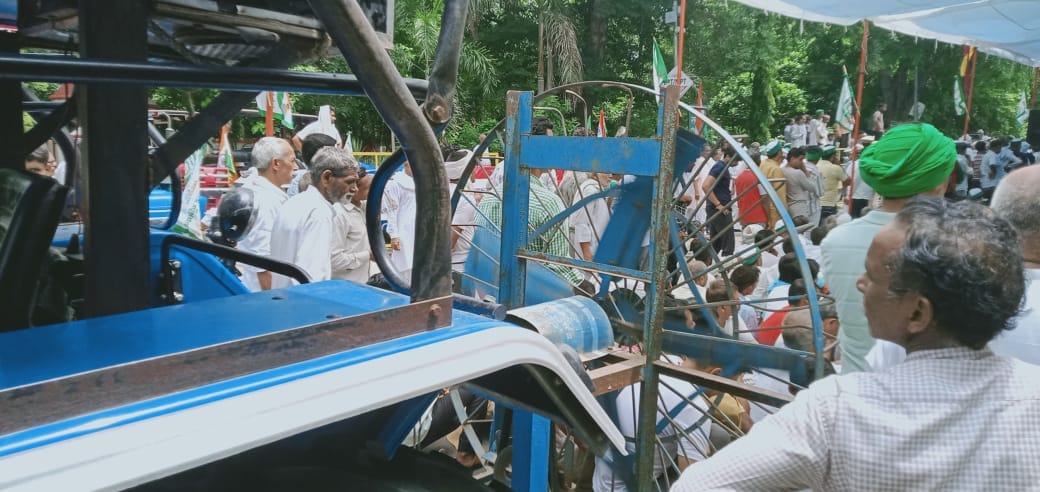 Tractor march in pictures: Administration locks the gate of Meerut Commissionerate