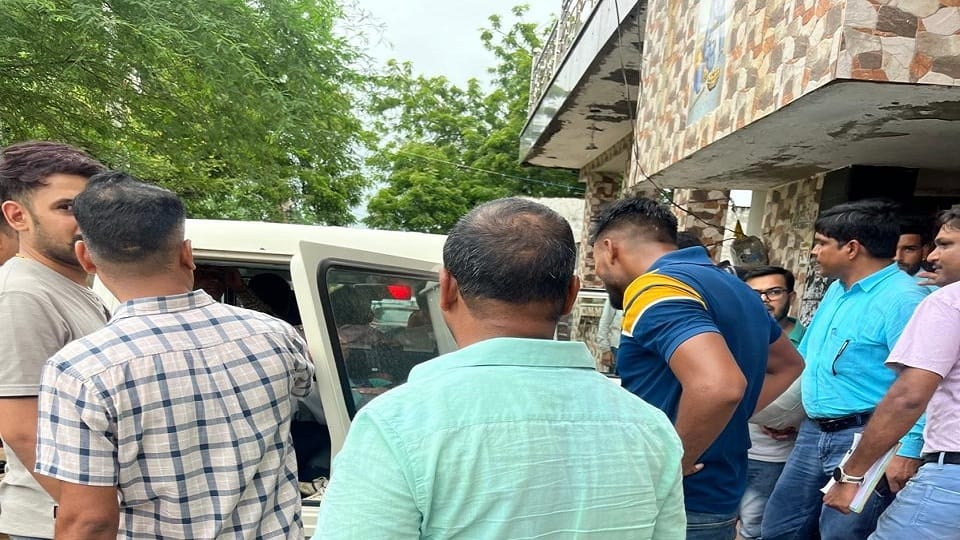 Agra News 12th Pass Man Conducting Illegal Fetal Gender Test Earning Big Commissions News in Hindi