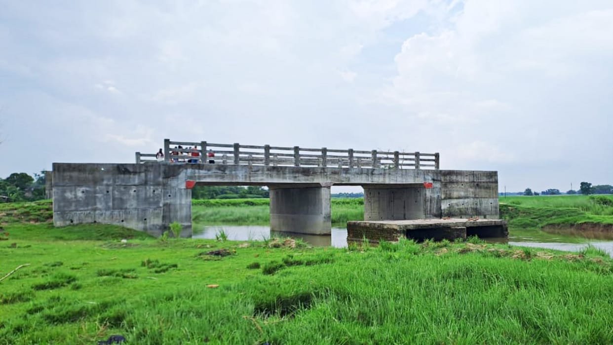 Bihar News: Another bridge built in Araria without approach and road, villagers are facing problems
