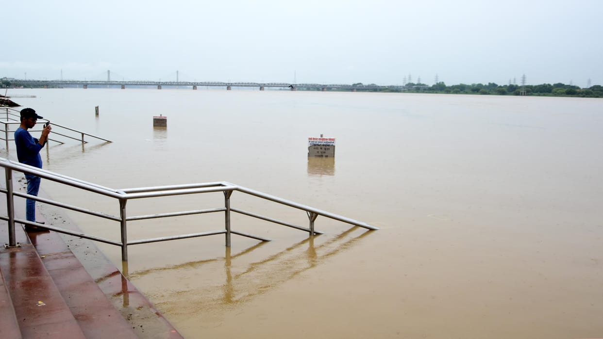 Girl jumped into swollen Yamuna, divers started searching, CCTV footage of her leaving the house went viral