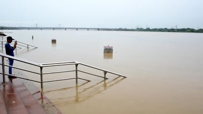 Prayagraj Flood Update : गंगा की रफ्तार थमी पर निचली इलाकों में बाढ़ का खतरा बरकरार, पलायन की तैयारी Prayagraj Flood Update: Ganga's speed has slowed down but flood threat persists in low lying areas