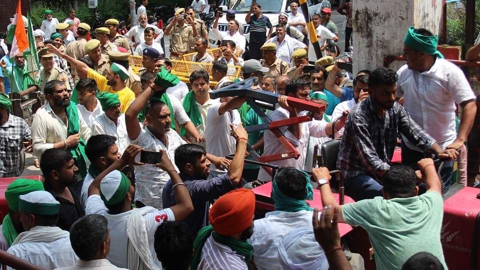 Bijnor: Tractor Tricolor Yatra: Farmers broke barricades and entered the Collectorate, clashed with the police