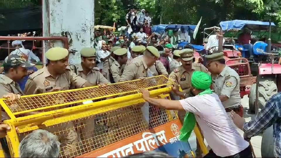 Bijnor: Tractor Tricolor Yatra: Farmers broke barricades and entered the Collectorate, clashed with the police