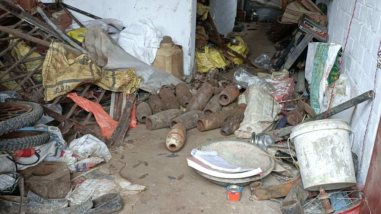 बैतूल में कबाड़ी की दुकान में बम के सेल मिले हैं।