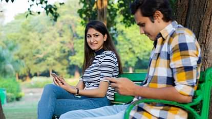 हैंडसम लड़कों को सामने देखकर क्या सोचती हैं लड़कियां