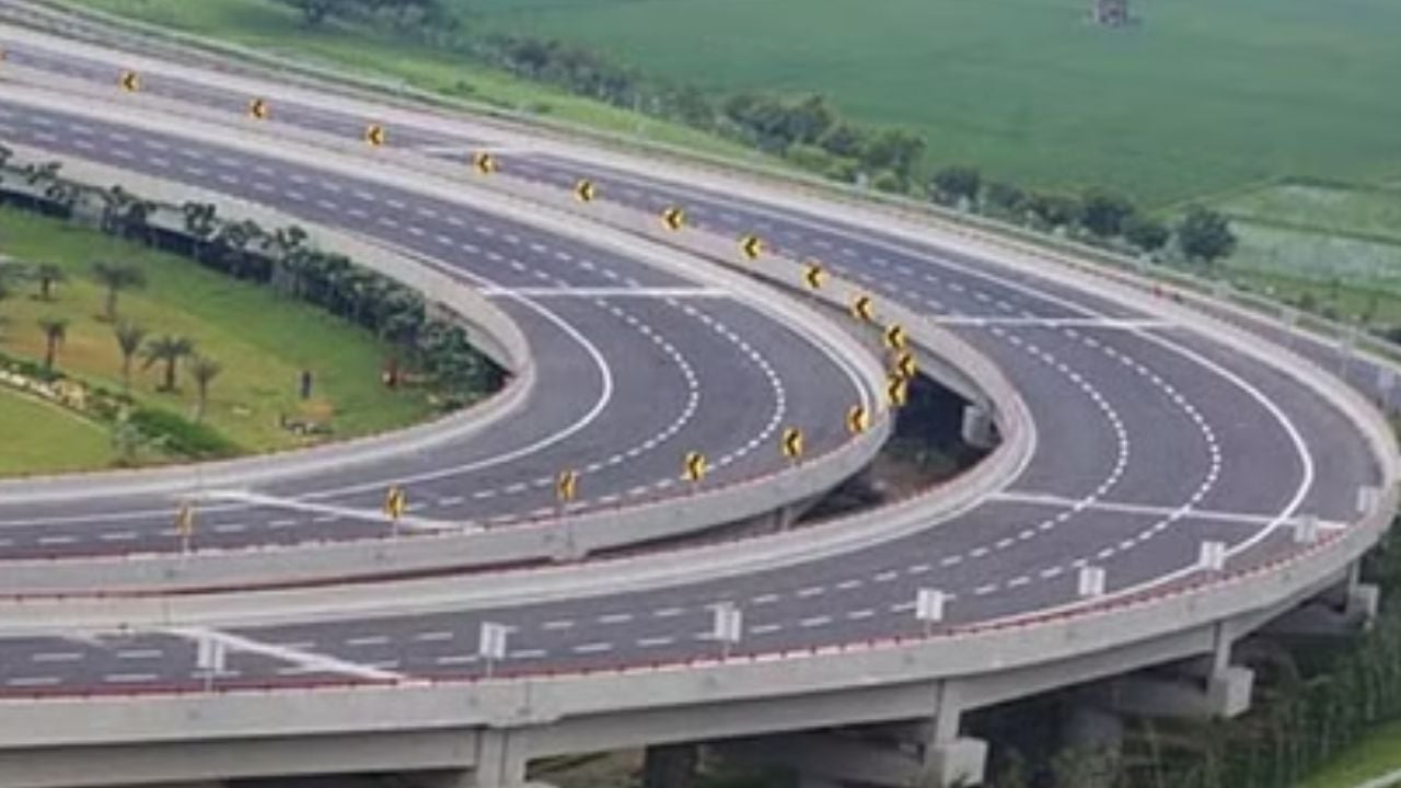 Meerut: Bike entered the no entry lane on Delhi-Meerut Expressway, young man bounced after hitting the railing