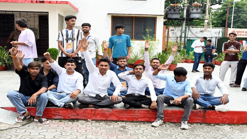Clash between students and police who climbed onto the roof of MBPG College
