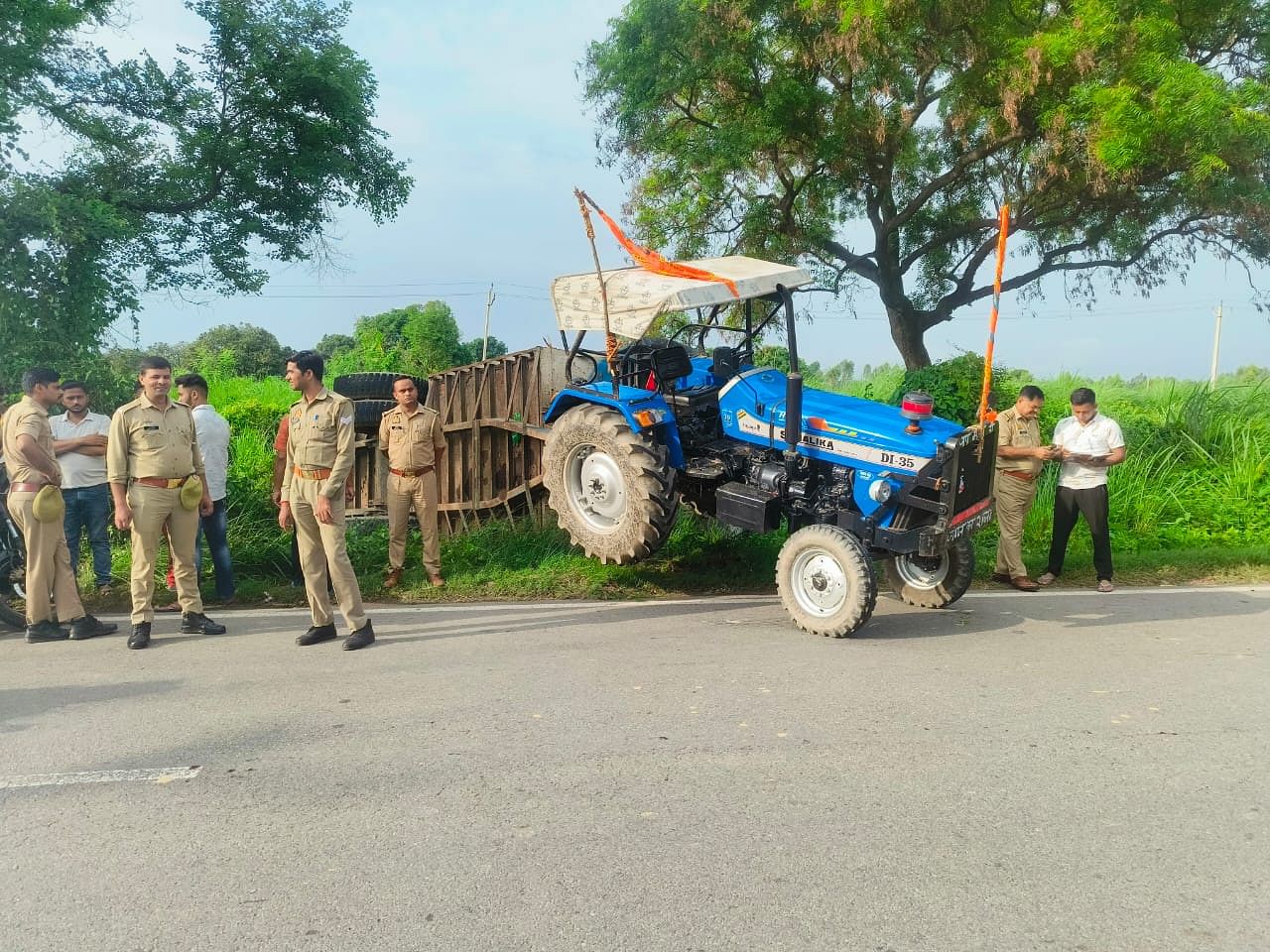 ijnor: Tractor trolley of Shiv devotees went out of control and overturned on the highway, four injured