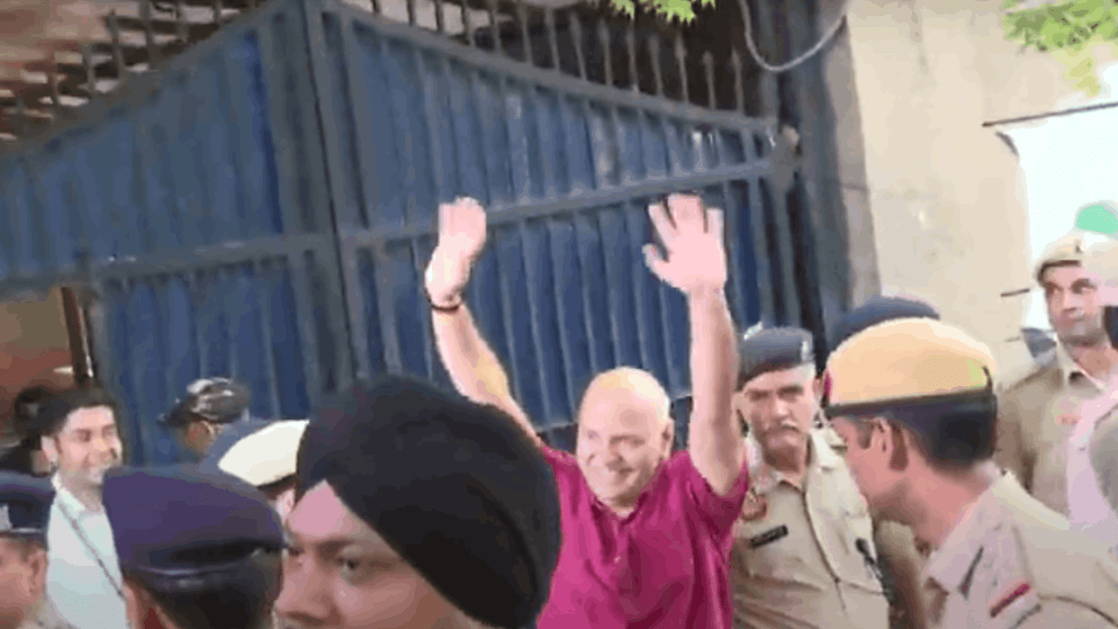 Manish Sisodia released from tihar jail after 17 month welcomed by AAP leaders and workers