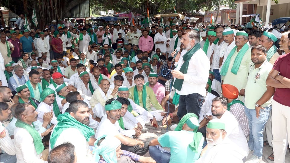Bijnor: Tractor Tricolor Yatra: Farmers broke barricades and entered the Collectorate, clashed with the police