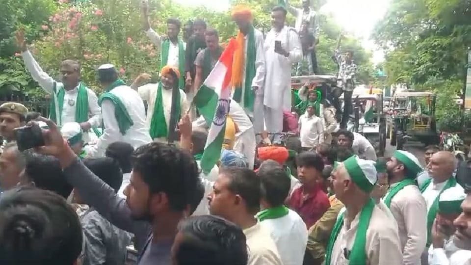 Mathura: Administration could not stop farmers entered collectorate with a convoy of tractors