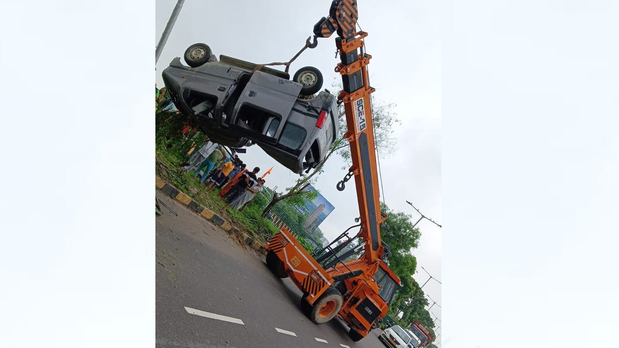 Six children injured in an school van accident in Gosaiganj Lucknow.