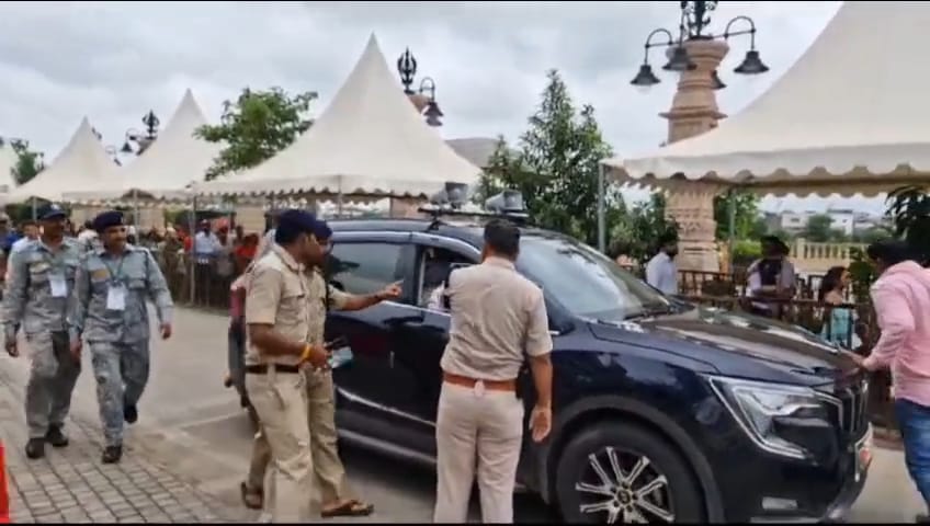 Ujjain: Dewas MLA's son entered with a convoy of cars in Mahakal Lok, where even two-wheelers are banned.