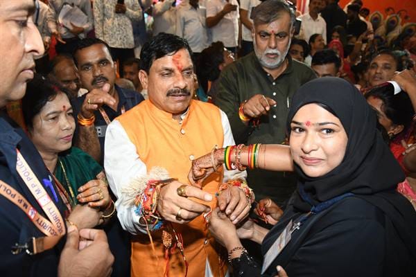 MP News: Women Sarpanches tied 40 feet long Rakhi to CM, assured to follow the resolution letter