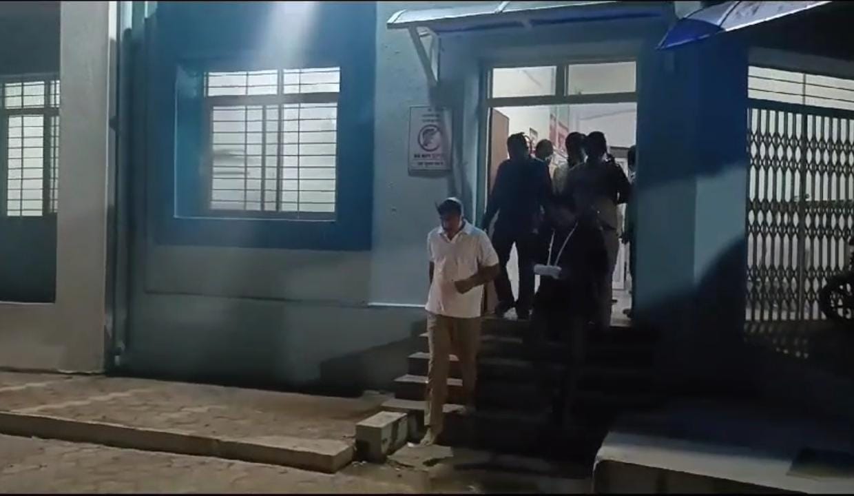 Mandsaur: Attack on policemen who went to save the dispute between two parties in the police station