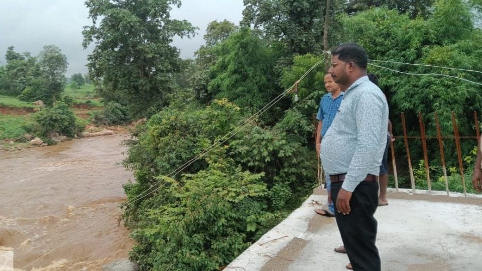 woman was washed away in strong current of water in Balrampur Ramanujganj