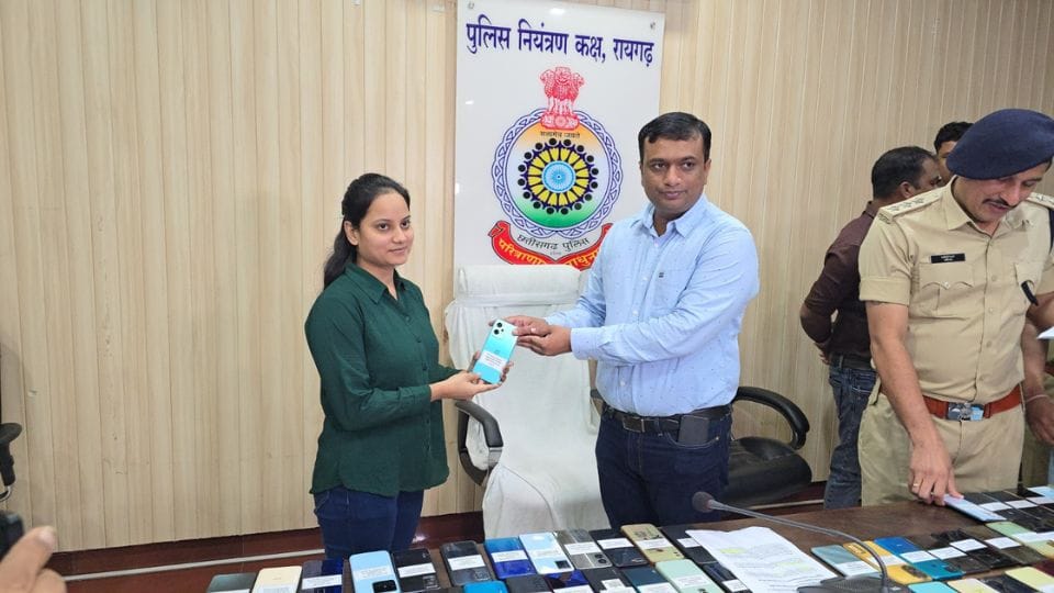 Police handed over 103 lost mobile phones to their owners in Raigarh