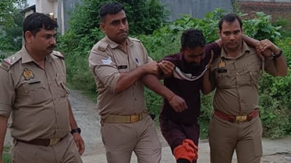 घायल बदमाश को लेकर जाते पुलिसकर्मी