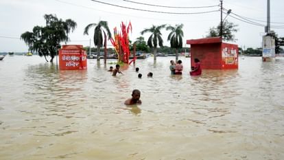 Prayagraj Flood Update : गंगा की रफ्तार थमी पर निचली इलाकों में बाढ़ का खतरा बरकरार, पलायन की तैयारी Prayagraj Flood Update: Ganga's speed has slowed down but flood threat persists in low lying areas