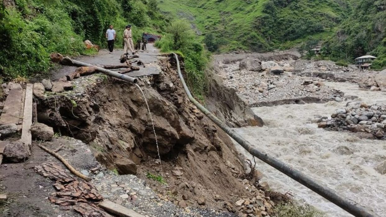 Himachal News Water level of Samej Khad increased again 45 meters of road collapsed