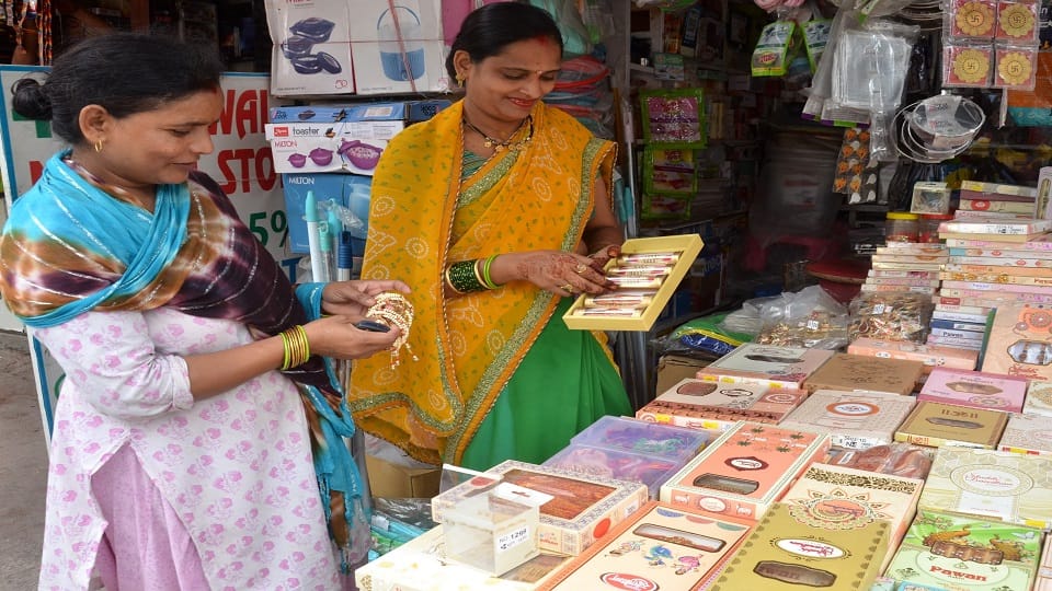 Right time to tie Rakhi on Raksha Bandhan