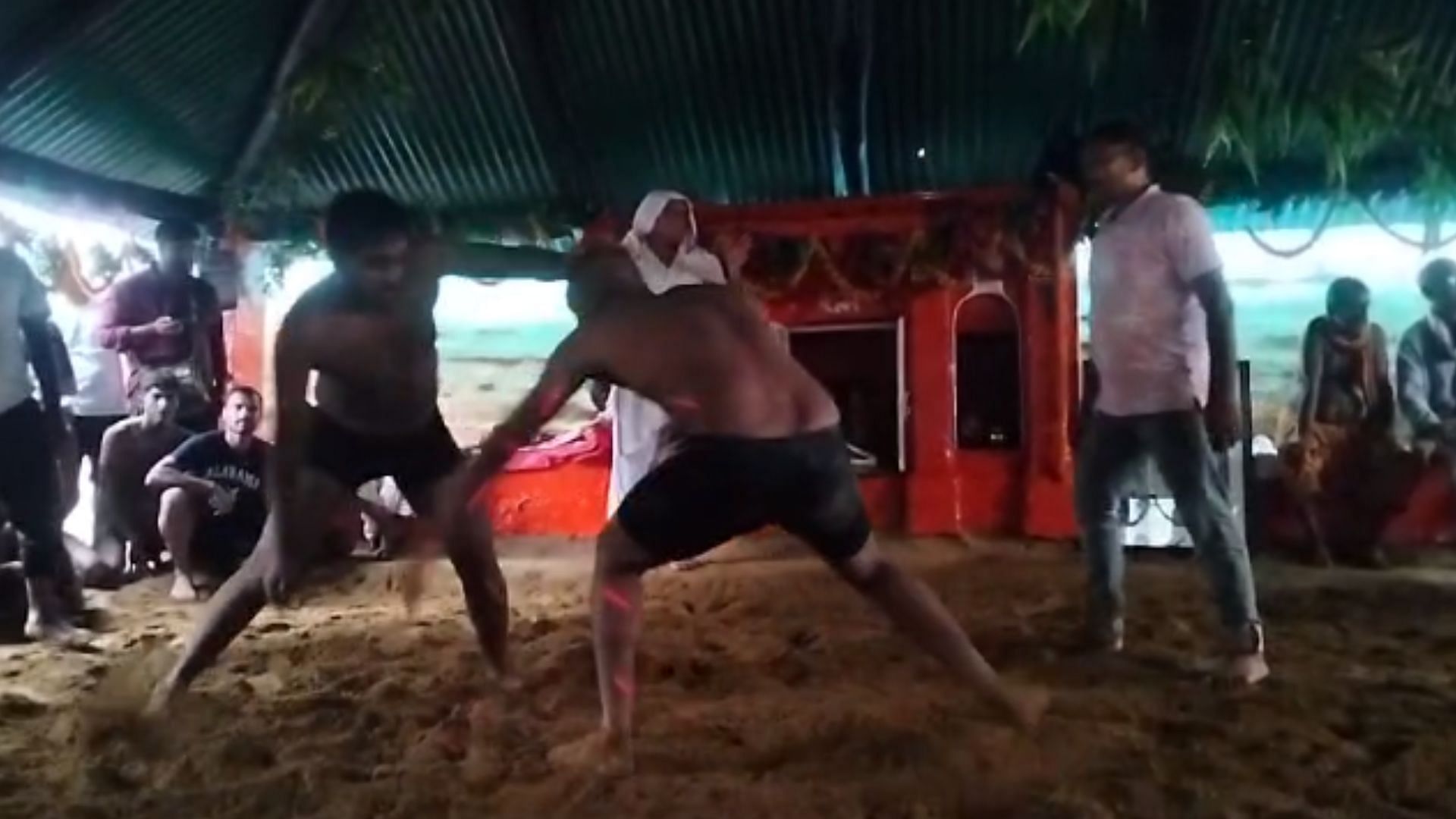 Dangal Kushti in varanasi akhada on nagpanchami wrestlers won the hearts people with their tricks