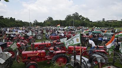 Muzaffarnagar: Farmers roared out of the city riding on tractors, demanding Rs 400 for sugarcane.