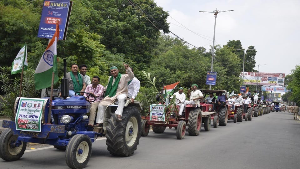 Muzaffarnagar: Farmers roared out of the city riding on tractors, demanding Rs 400 for sugarcane.