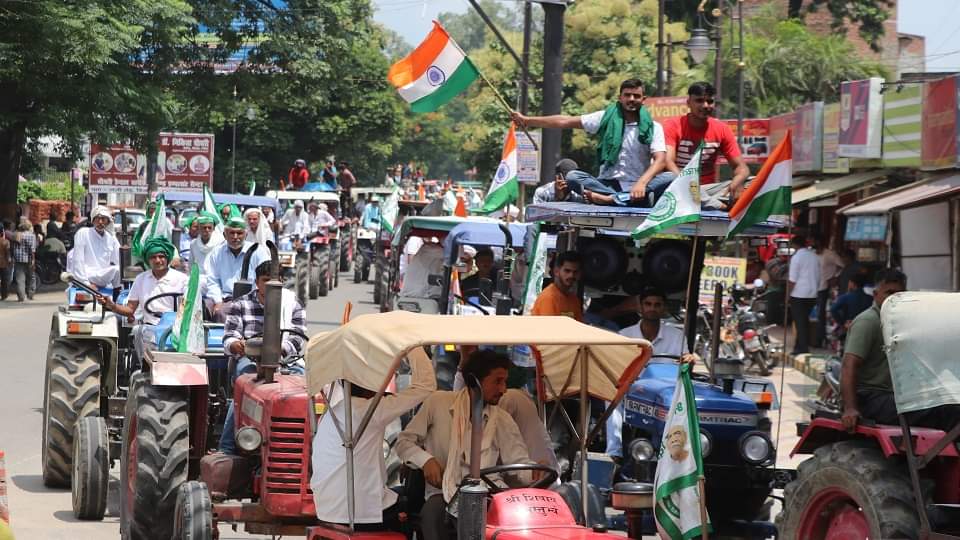 Bijnor: Tractor Tricolor Yatra: Farmers broke barricades and entered the Collectorate, clashed with the police