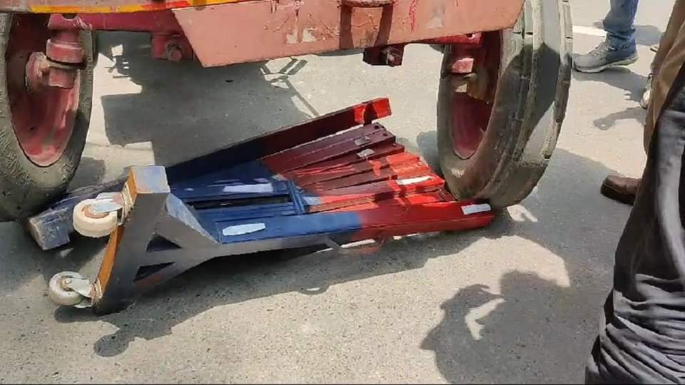 Bijnor: Tractor Tricolor Yatra: Farmers broke barricades and entered the Collectorate, clashed with the police