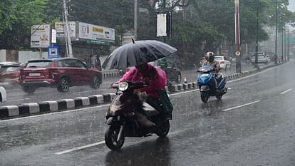 Uttarakhand Weather: आज भी जमकर बरसेंगे बदरा, देहरादून समेत कई जिलों में भारी बारिश का ऑरेंज अलर्ट Uttarakhand Weather Forecast Today: IMD Orange Alert, Heavy Rain in Dehradun, Nainital, Champawat, Pithoragarh