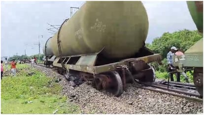 Train Accident today in west bengal rail tank good train derailed in NJP-Malda rail section near kumedpur