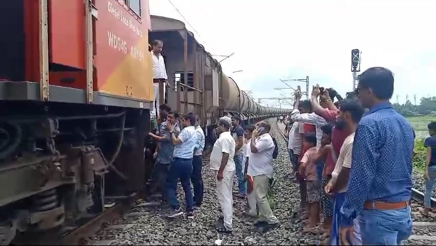 Train Accident today in west bengal rail tank good train derailed in NJP-Malda rail section near kumedpur