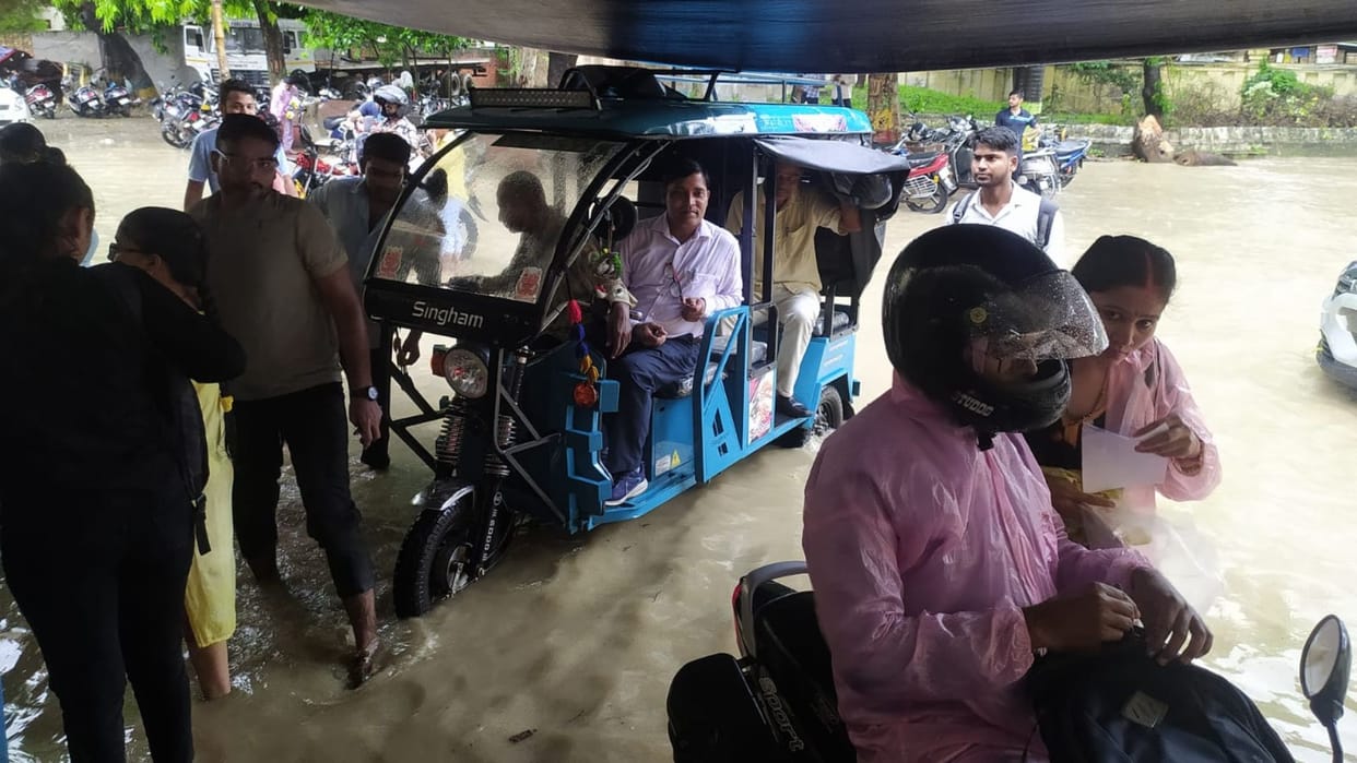 Heavy rain in Varanasi many areas flooded with water shopkeepers faced lot of problems